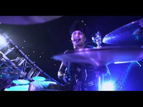 Tommy Lee (Mötley Crüe). Fantastic drum solo.